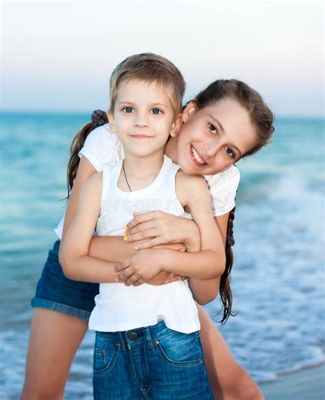 Sorella E Fratello Sulla Spiaggia Di Sera Famiglia Felice Fotografia Stock Immagine Di