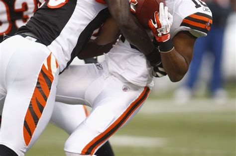 bengals linebacker thomas howard placed on ir with torn acl roddrick muckelroy returns cincy