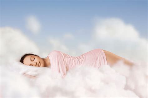 Mujer Durmiendo En Las Nubes Sum Noticias