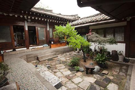 The pool is in the middle of the house!! The central courtyard - Picture of Sophia Guest House, Seoul - TripAdvisor
