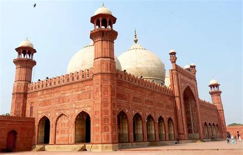 Semua itu karena ukuran dan juga arsitektur masjid yang menawan. 11 Mesjid Terbesar dan Terindah di Dunia - Cermati