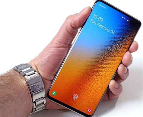 Hide Your Galaxy S10s Punch Hole Cutout With These Amazing Wallpapers