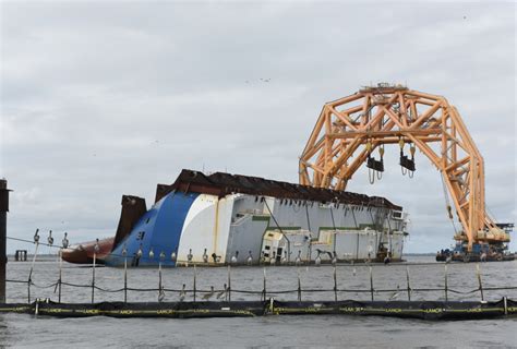Debris Leaks Out As Salvagers Saw Up Ship On Georgia Coast Wsav Tv