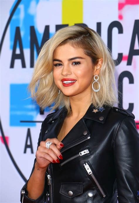 Selena gomez debuted a brand new look as she took to the red carpet at the american music awards, showing off a short, blonde bob. Selena Gomez First Time Blonde Hair Stills at American ...