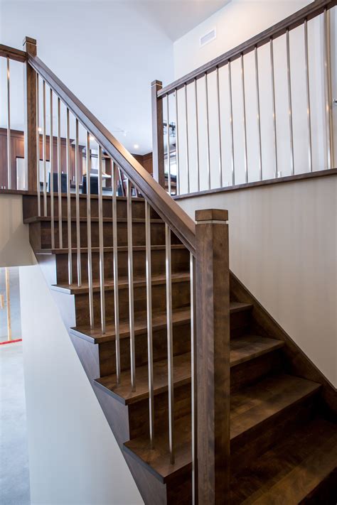 Bel Escalier Avec Barreaux En Acier Inoxydable Escaliers Interieur