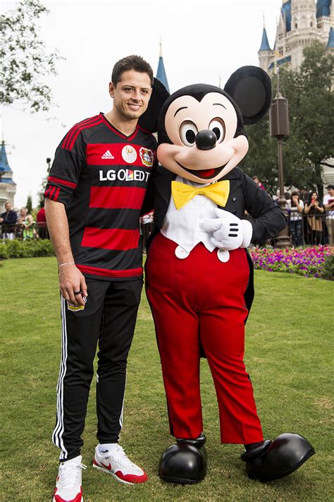 El Chicharito Se Divierte En Disneyland The Showbiz Live