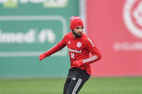 Yuri alberto, três vezes, e taison fizeram os gols do colorado. Yuri Alberto tá fora do jogo contra o Santos - JB Filho ...