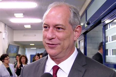 Li estis edzo de sia unua edzino, la politikisto patrícia saboya gomes, de 1983 ĝis 1999, kun kiu li havas tri filojn: PDT quer Ciro Gomes em possível governo de Martha Rocha no ...