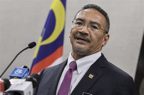 Dato' seri hishammuddin tun hussein talk to the media after signing the. Hishammuddin ketengahkan isu kepemimpinan Asean, Laut ...