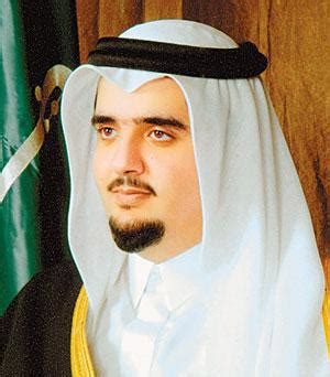كانت بداية دخولة للحياة السياسية بتاريخ 1 ربيع الآخر 1366 هـ الموافق 22 فبراير 1947 عندما عينه والده الملك عبد العزيز أميراً لمنطقة الرياض.4. أخبار 24 | بالفيديو ..الأمير عبد العزيز بن فهد يتحدث عن ...