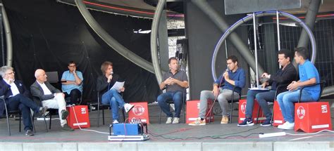 Bermuda apartment offers accommodation in bochum, 500 metres from schauspielhaus bochum theatre. 1. Bochumer Kulturgespräch auf der Bühne am KAP im Bermuda ...