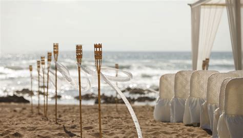 Il matrimonio in spiaggia richiede un dress code un po' diverso rispetto a quello dei matrimoni civili classici. Matrimonio in spiaggia: come fare e costi | DiLei