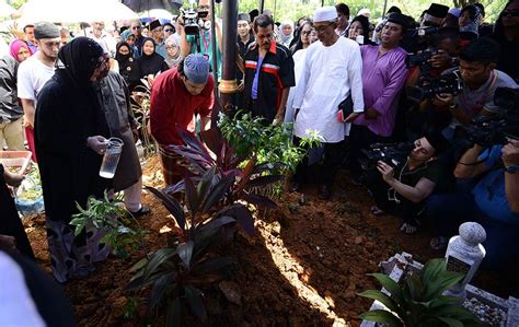 Need to translate menyiram from malay? Perginya Biduanita Negara: Datuk Sharifah Aini | Astro Awani