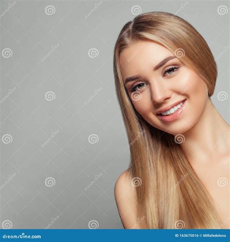 happy blonde model girl mit langen gesunden blonden haaren stockfoto bild von attraktiv mode