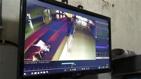 Viral Rekaman Cctv Sejoli Mesum Di Masjid Lalu Curi Uang Kotak Amal