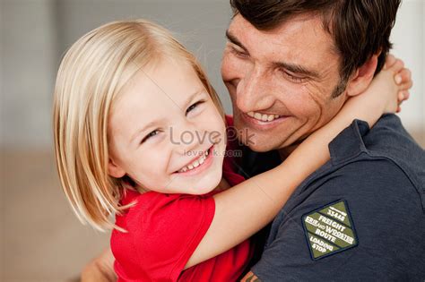 Father And Daughter Hugging Picture And Hd Photos Free Download On