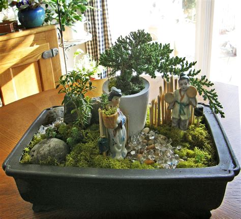Desktop or miniature varieties of zen gardens can be purchased at many craft or hobby stores such as michael's or hobby lobby, but actual life sized backyard gardens provide the visitor with a more comprehensive experience. How To Create A Bonsai Dish Garden | Miniature zen garden ...