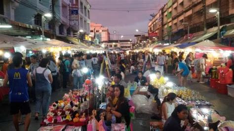 Mau tau apa saja wisata malam yang ada di thailan simak artikel ini, kita akan bahas Suasana pasar malam - Foto Pasar Malam Krabi, Krabi ...