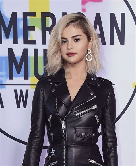 Selena Gomezs New Platinum Blonde Hair Steals The Show At The 2017 American Music Awards Vogue