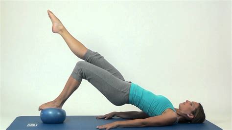 Anfänger können die übungen erst einmal ohne zusatzgewicht ausführen. Pilates Übungen mit dem SISSEL® Pilates Ball | übung ...