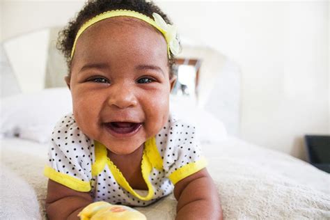 Bebé Vistiendo Blanco Amarillo Camisa Adorable Niño Linda Piqsels