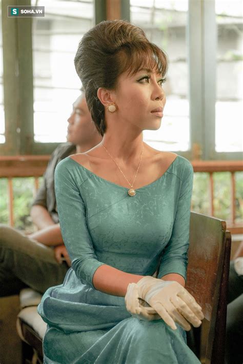 Bên phải từ cổ xuống eo bên trái từ cổ. Trác Thuý Miêu: Từ đứa trẻ tự kỷ đến tính cách nổi loạn ...