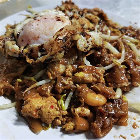 All the ingredients are usually fried and coated in soy sauce, while some. 11 Famous & Best Char Kuey Teow In Penang 2020: With Wok ...