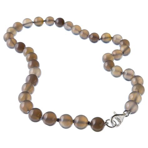 Bella, originale e davvero irripetibile grazie alle sfumature e inclusioni dei suoi elementi. Collana corta Agata Grigia Naturale e Ag 925, sfere 10mm ...