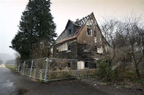 Kaufen sie ein haus in nürtingen, kaufen sie ein haus in nürtingen, hausangebote von immobilienmaklern und privatpersonen: Kulisse zum Gruseln? Die Brandruine wird als Abbruchhaus ...
