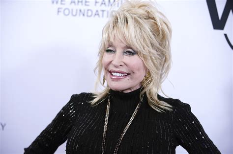 Generous Queen Dolly Parton Doesnt Want The Covid 19 Vaccine Yet Here
