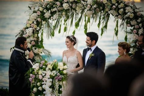 Fahriye evcen ilk sinema deneyimini 11 nisan 2008 tarihinde yayınlanan cennet filminde başrol oyuncusu olarak yaşadı, aynı sene aşk tutulması filminde başrol oynadı. Fahriye Evcen and Burak Özçivit got married! | Do You Know ...
