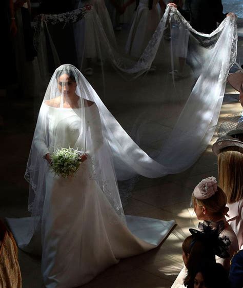 The simplicity of meghan markle's wedding dress spoke volumes at the royal wedding. Meghan Markle dress REVEALED: First picture of Prince ...