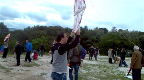 Προσοχή στο πέταγμα των χαρταετών. πεταγμα χαρταετου 2013 - YouTube