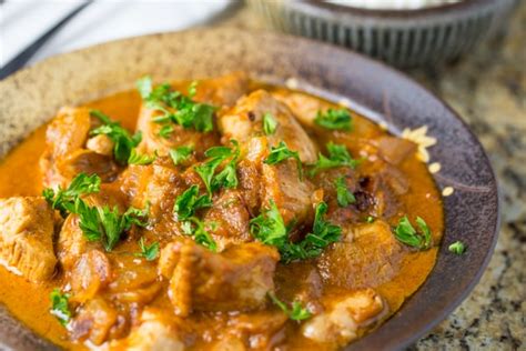 Hello 9jafoodie nation, i hope the year has been kind to everyone. Creamy Chicken Curry - Salu Salo Recipes