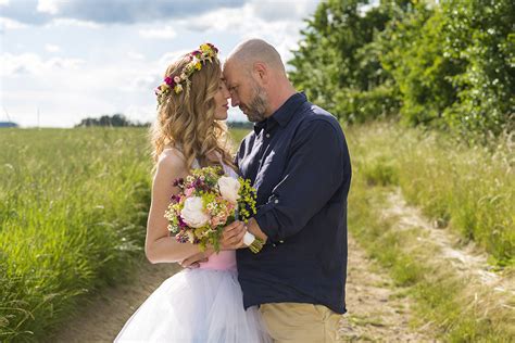 Většina dívek, aby zdůraznila dotek a nevinnost obrazu, vybírá přesně tyto účesy. Svatební kytice na míru, květinové dekorace - Klára Uhlířová