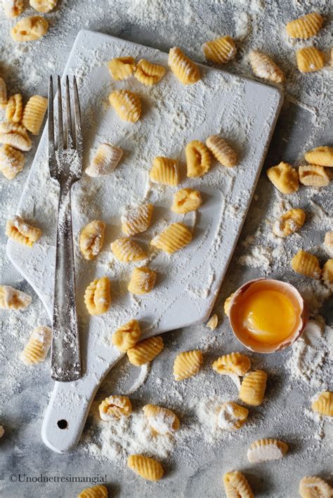 Gli gnocchi di zucca sono un classico primo piatto autunnale facile da preparare e dal sapore squisito. Gnocchi di zucca senza patate · Unoduetresimangia!