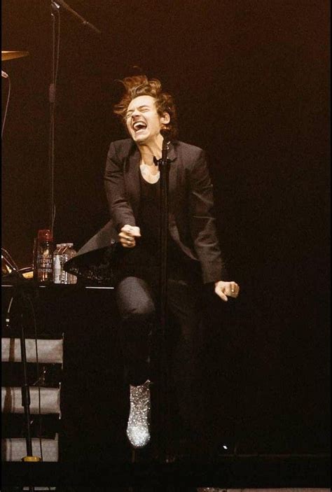 American vogue features pop superstar harry styles on the cover of their latest edition. Brisbane, Australia #liveontour | Harry styles, Harry ...
