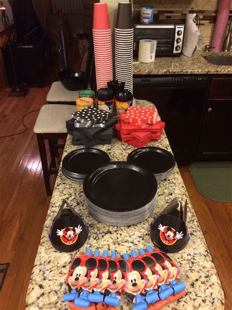 You'll be able to find things like incredible, colorful party favors, helpful tableware like dinner and dessert plates, decorations like plastic table covers, a bunch of different balloon styles, and table decorating kits, as well as personalized items like mugs, banners. Easy diy decorations to make your Mickey Mouse birthday ...