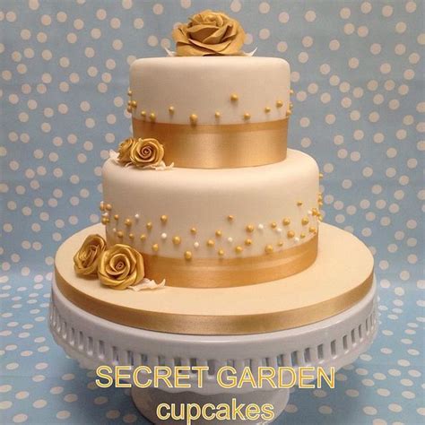 Wedding Cake In Gold And Ivory Decorated Cake By Siyana Cakesdecor