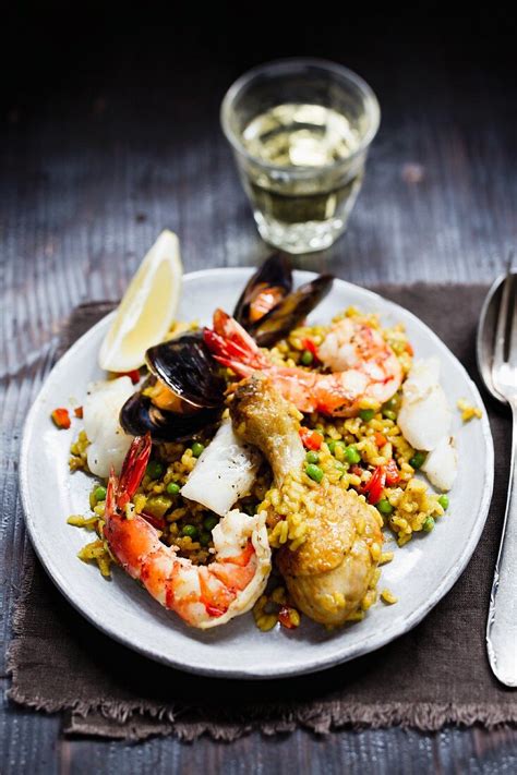 Paella mit Meeresfrüchten und Hähnchen Bilder kaufen 11448273 StockFood