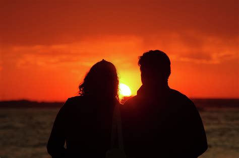 Beach Couple Watching Sunset 4k Sunset Wallpapers Lov