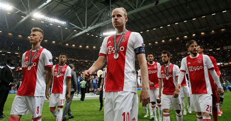 Mourinho ontneemt ajacieden de lol in het voetbal. Ajax slam Manchester United's long-ball tactics after ...