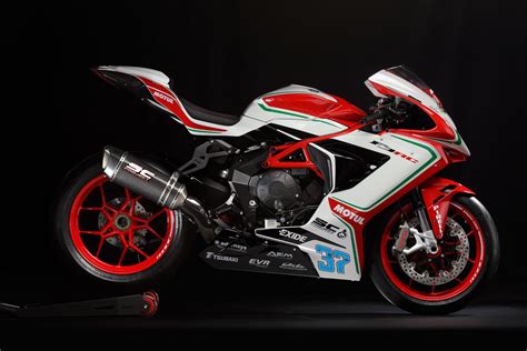 Gentile cliente, la ringraziamo per la fiducia accordataci e ci congratuliamo con lei per la sua nuova f3 800. 2018 MV Agusta F3 RC 800 & 675 First Look: 15 Fast Facts