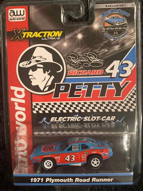AUTO WORLD XTRACTION #43 PETTY EXCLUSIVE '71 PLYMOUTH ROAD RUNNER SLOT