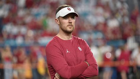 Lincoln Riley Gives Oklahoma Players Pep Talk After First Quarter