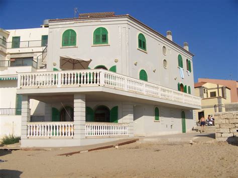 Slightly disappointed that we didn't spot any dead horses on the beach! La Casa di Montalbano diventa un b&b | Viagginmente Tour ...