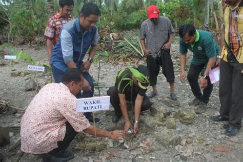 Ia terlihat mengenakan jersey sepak bola merah dan celana hitam, lengkap dengan sepatu bola. Kuatkan Ekonomi Kolaka Utara dengan Ekonomi Kerakyatan ...