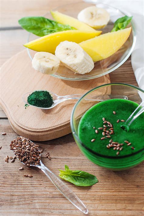 Banana, spinach, mango, coconut milk, spirulina, flax ...