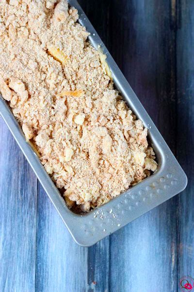 Prepara uno stampo per plumcake ungendolo con un po' di olio e rivestendolo con della carta forno, che olierai con un pennello. Ricetta Plumcake alle mele soffice con crumble croccante