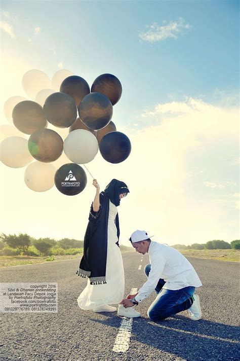 Prewedding di masjid bisa dilakukan dengan berbagai macam latar dan anda bisa mengekspresikan sesuai dengan keinginan anda tanpa melanggar batasan yang masjid bisa dijadikan pilihan untuk prewedding dan berbeda dengan foto prewedding lainnya dan lebih mengedepankan sisi islami. Foto Prewed Casual Hijab Outdoor - gaya foto